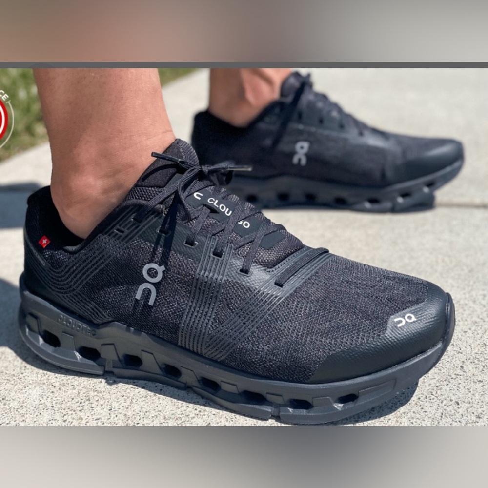 On Cloud sneakers women’s 10 men’s 8.5 gently used